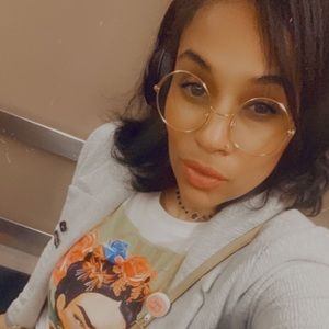 Meet your Posher, Leanora who is a fashionista